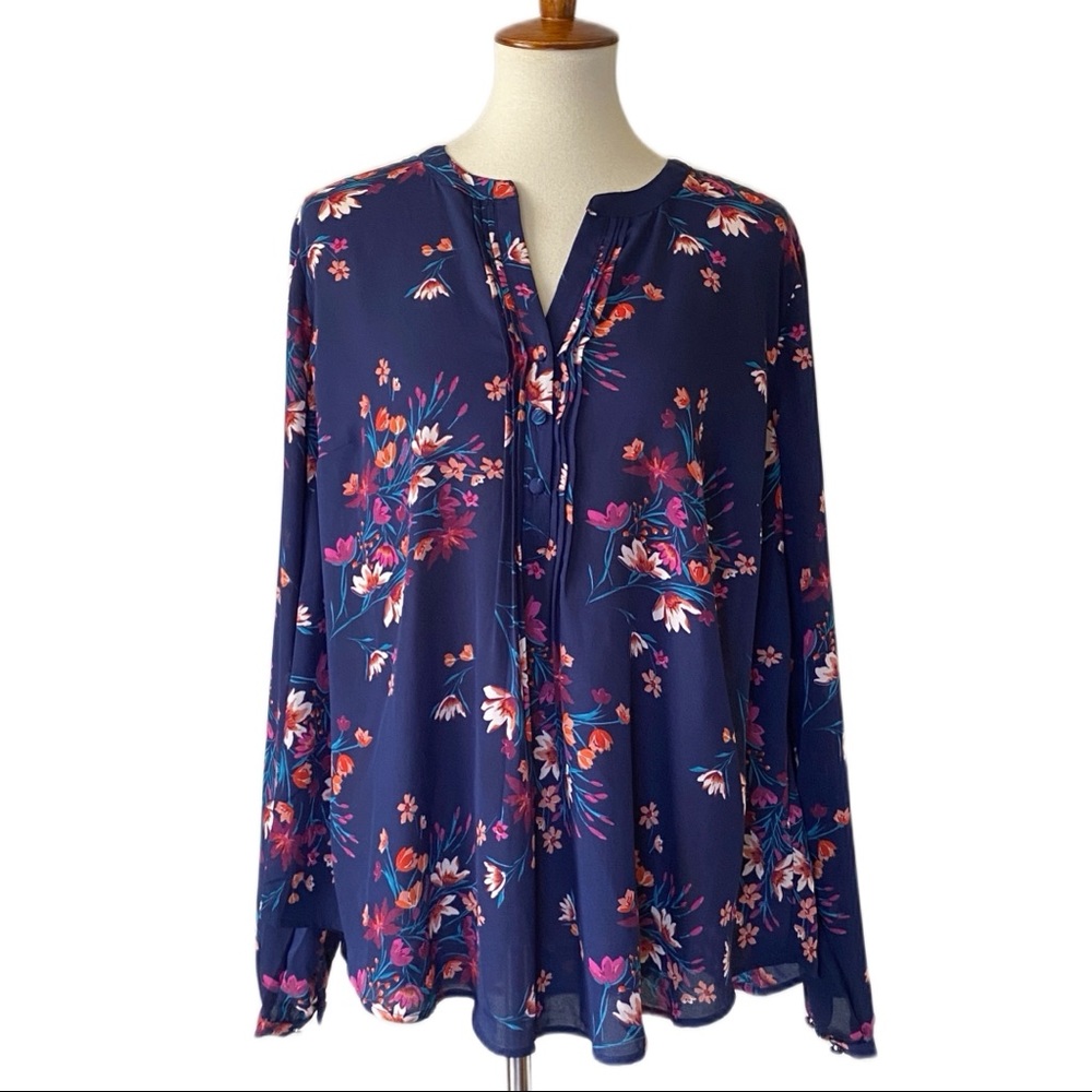 🎈Torrid Navy floral Pin-tuck button down top